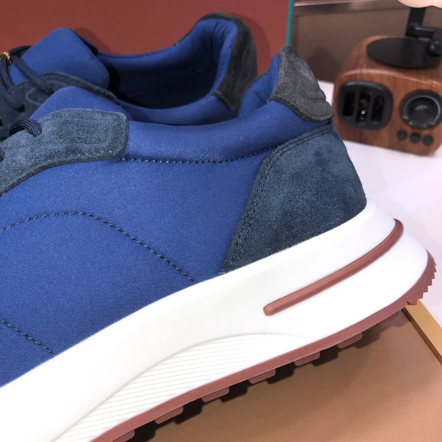 Men's shoes 💰600💰[𝐥𝐨𝐫𝐨 𝐏𝐢𝐚𝐧𝐚] lp classic loafers, an Italian treasure brand, the only brand that can match Hermès! Only after wearing it do we realize that we cannot let down our feet. The upper is imported cashmere, the lining of water-dyed cowhide ➕ the cowhide feet, the official original glass rubber outsole, and the pendant. Exclusive original packaging (tag ➕ brand paper ➕ outer box ➕ hand bag) code number: 38-45